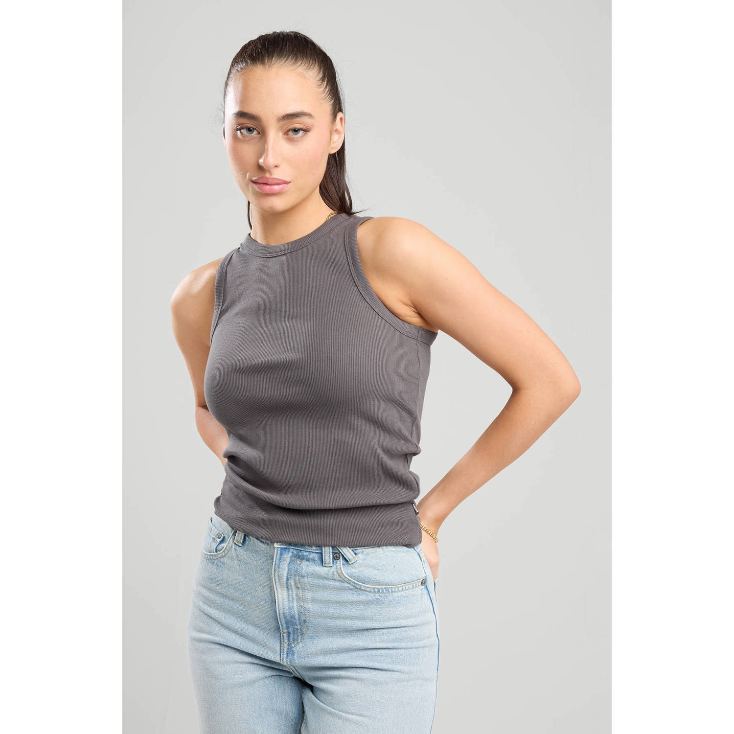 America Today mouwloze top rib gebreid