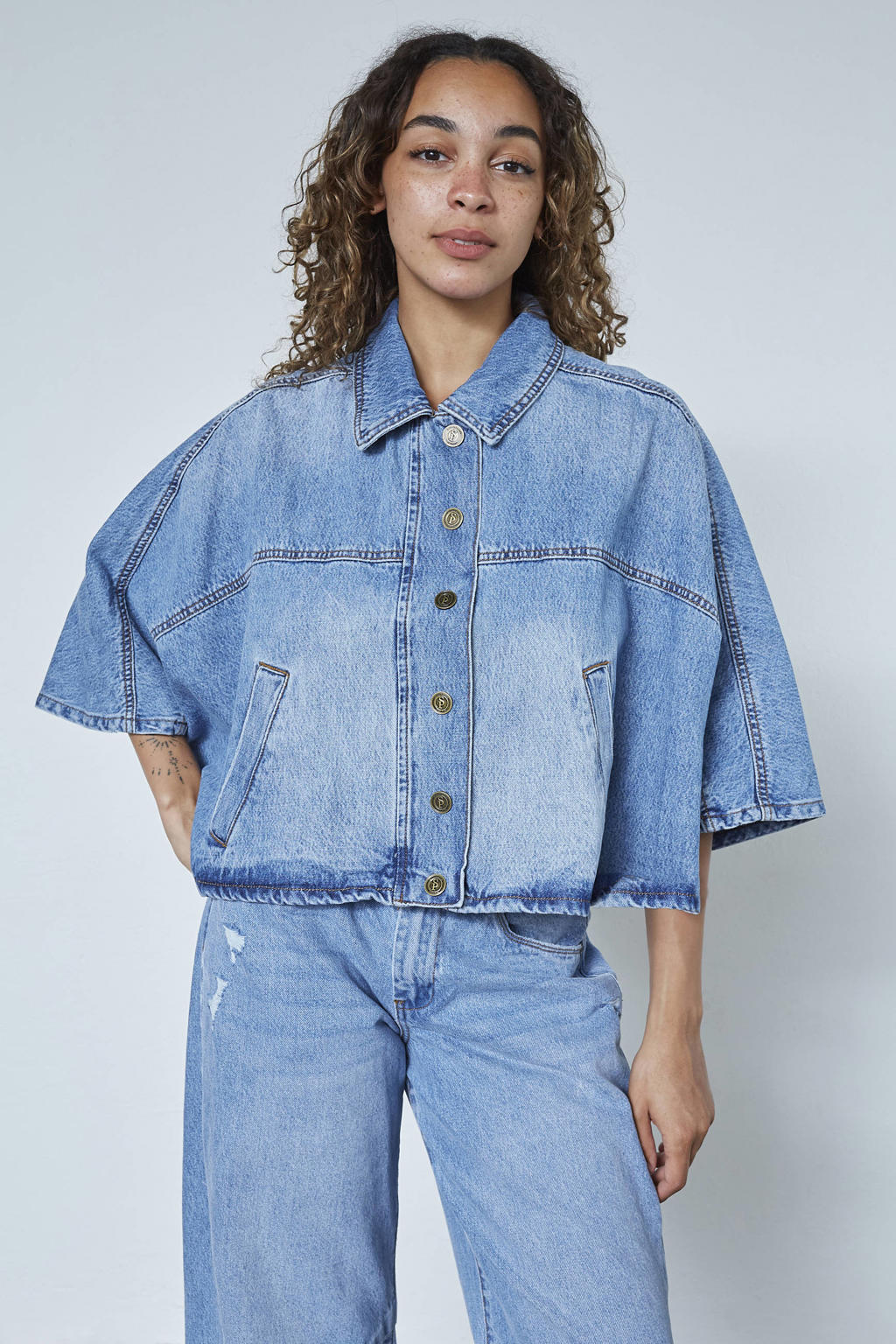 Medium blue denim dames SisterS Point spijkerjas van denim met effen, half lange mouwen, klassieke kraag en knoopsluiting