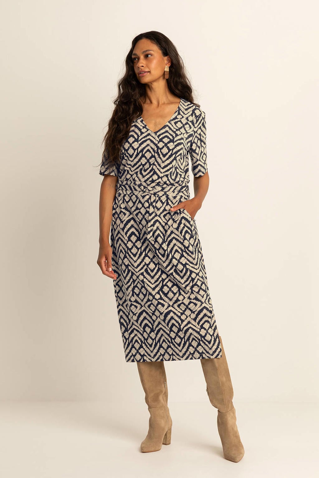 Beige en donkerblauwe dames Expresso travelstof midi jurk met korte mouwen en V-hals