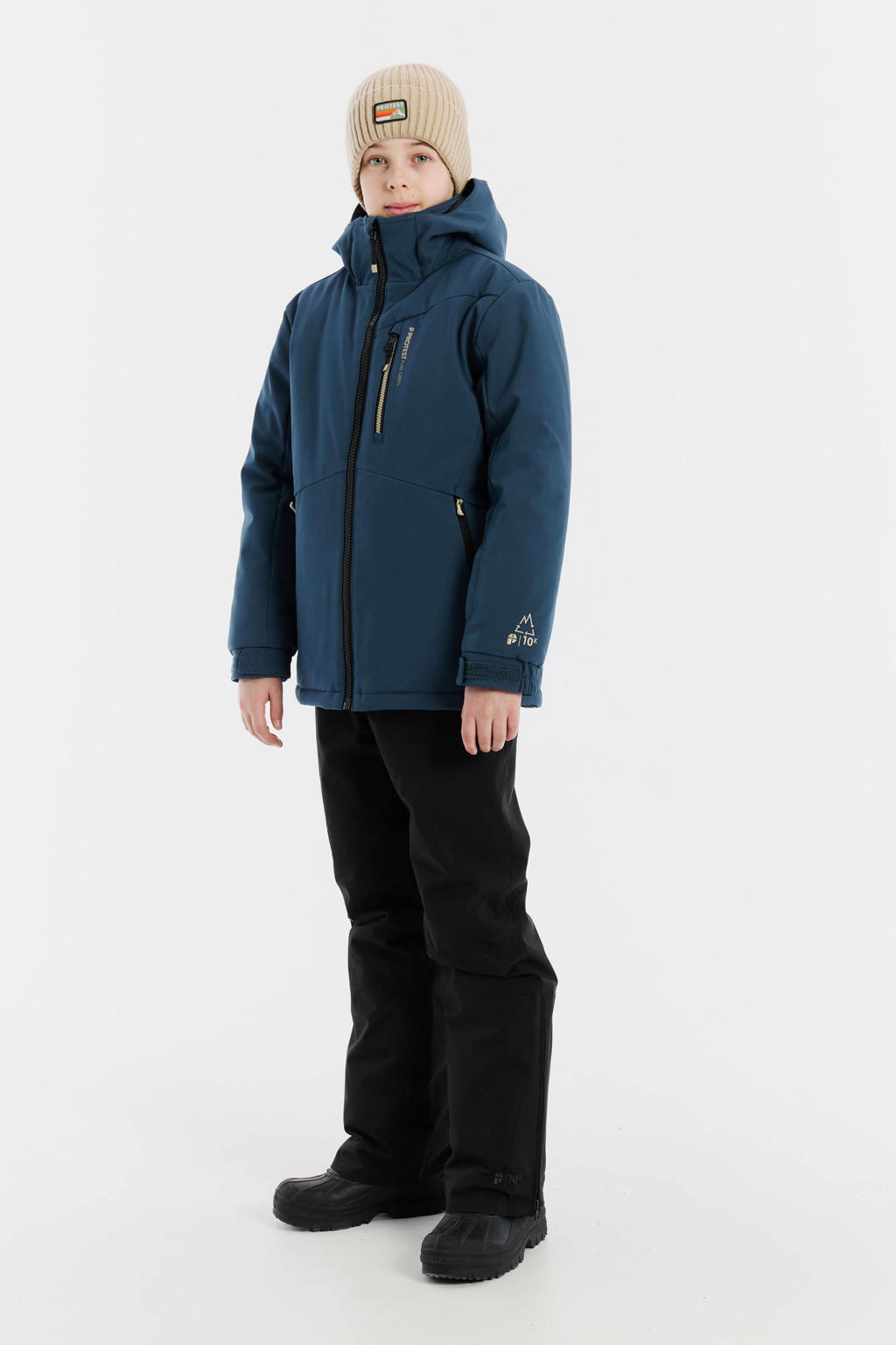 Donkerblauwe jongens Protest ski-jas PRTSoulby JR van softshell materiaal met meerkleurige print, capuchon en winddichte rits