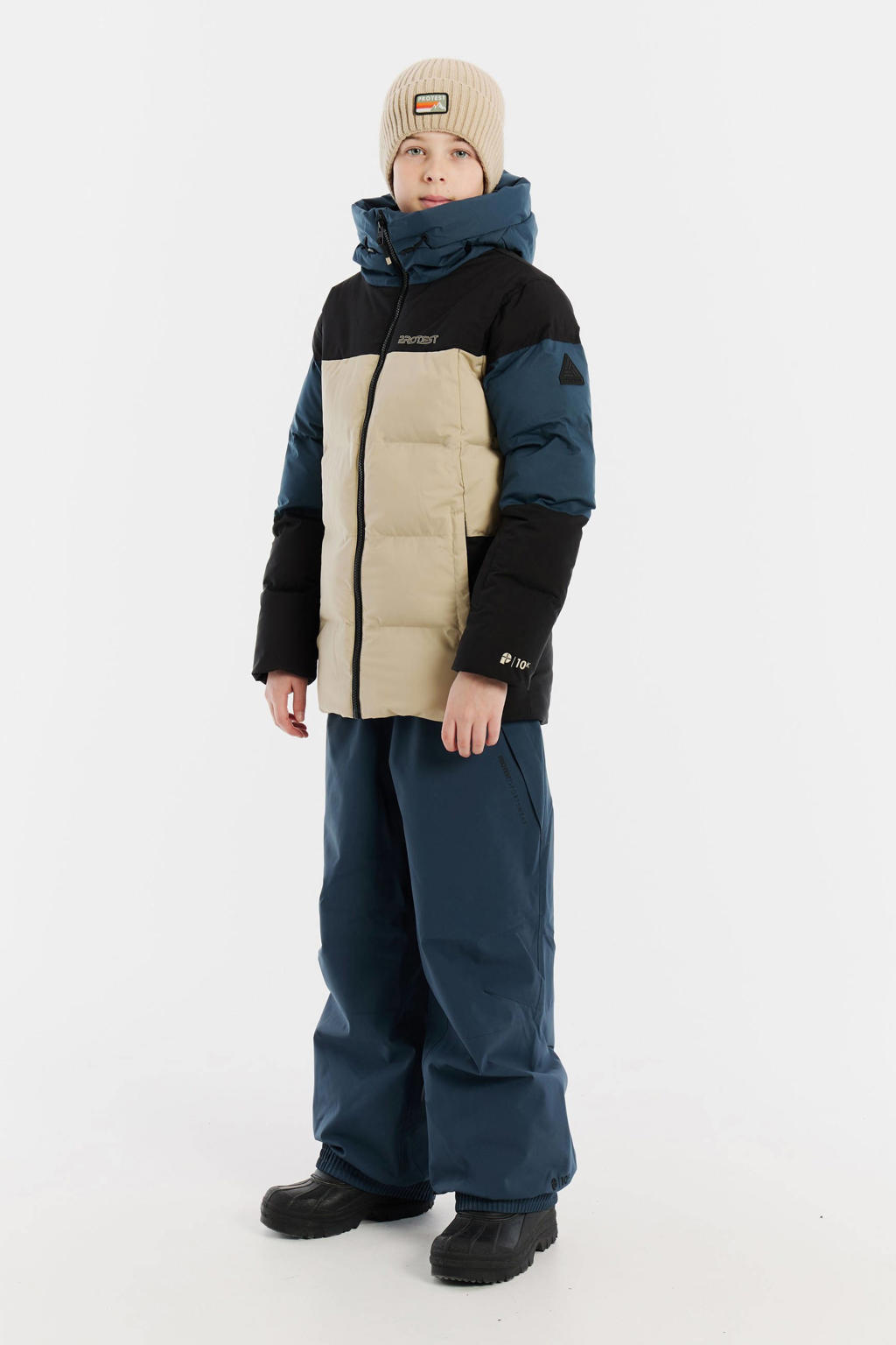Beige, blauw en zwarte jongens Protest ski-jas PRTJustin Jr. van polyester met meerkleurige print, capuchon en ritssluiting