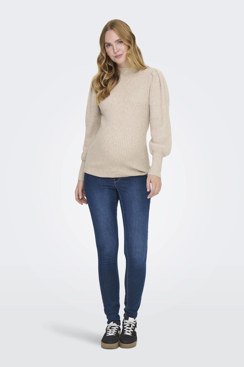 Taupe dames ONLY MATERNITY zwangerschaps trui fijn gebreid van viscose met effen, lange mouwen en opstaande kraag