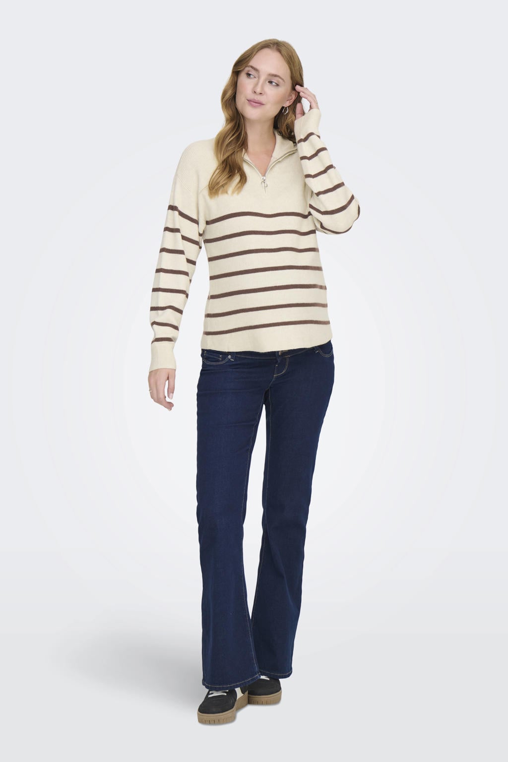 Lichtgrijs en bruine dames ONLY MATERNITY zwangerschaps gestreepte schipperstrui grof gebreid van viscose met lange mouwen, opstaande kraag en halve rits