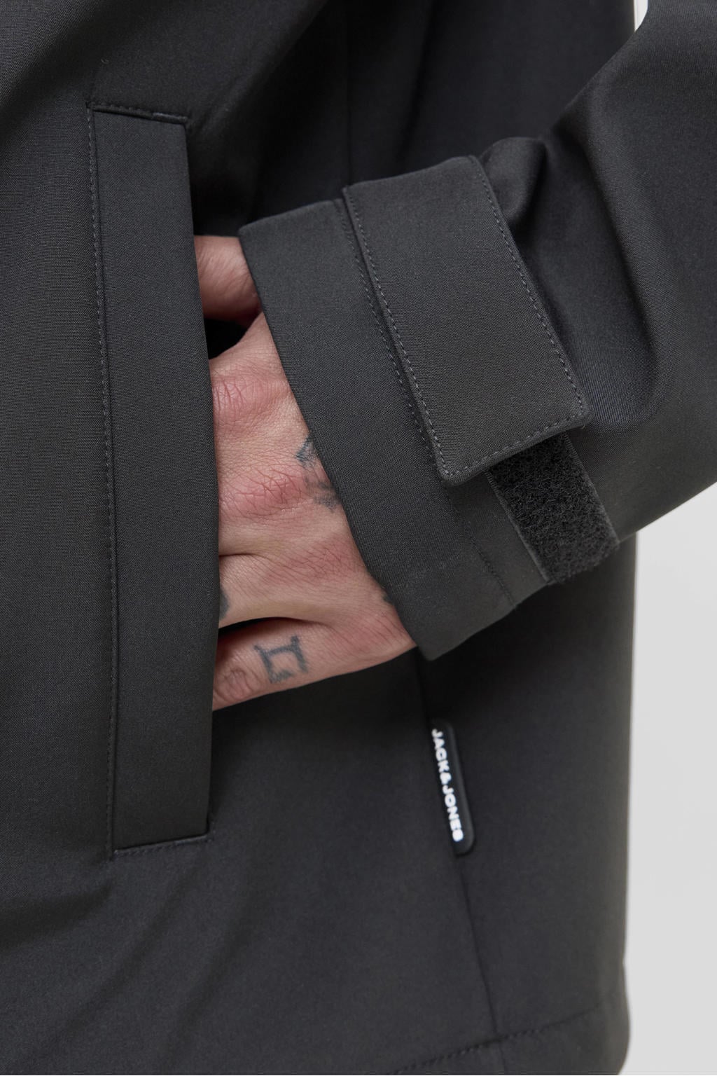 Zwarte heren JACK & JONES softshell jas met effen, lange mouwen, capuchon en ritssluiting