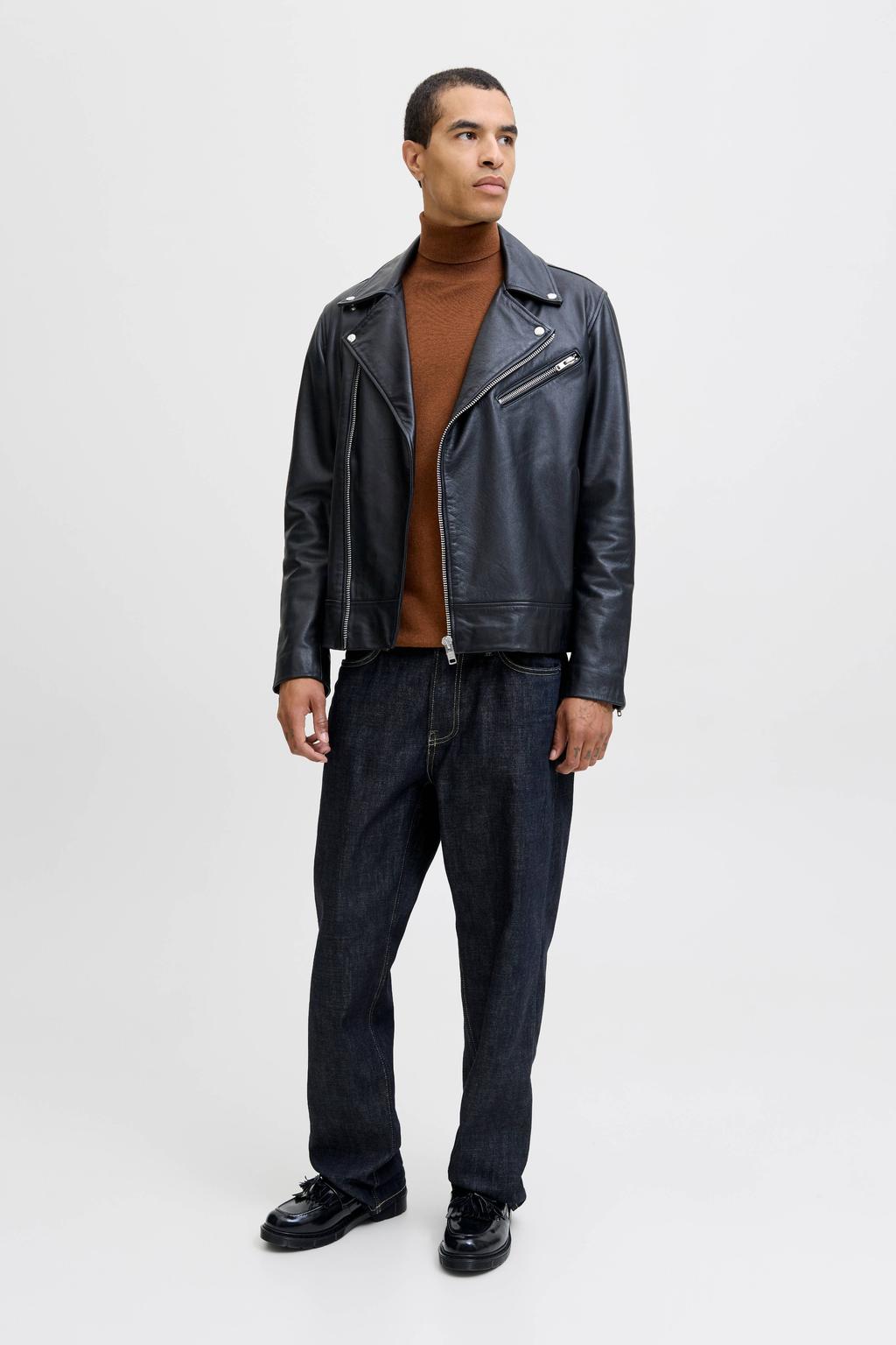Bruine heren JACK & JONES ESSENTIALS coltrui fijn gebreid van katoen met effen en lange mouwen