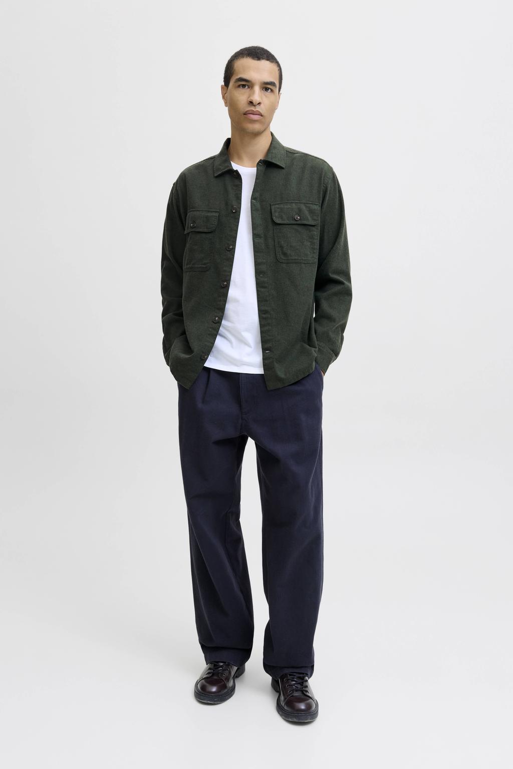 Donkergroene heren JACK & JONES ESSENTIALS overshirt van katoen met effen, lange mouwen, klassieke kraag, knoopsluiting en gebreide details