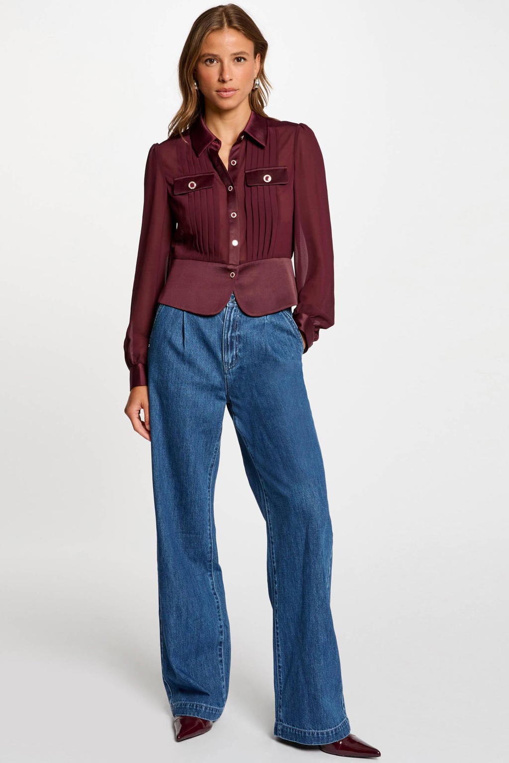 Donkerrode dames Morgan satijnen blouse met effen, lange mouwen, reverskraag, knoopsluiting en plooien