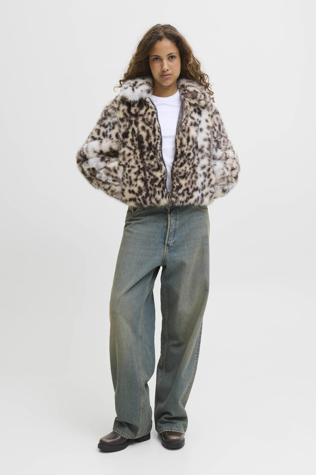 Bruin en ecru dames JJXX faux fur jas gebreid van imitatiebont met dierenprint, lange mouwen, reverskraag en ritssluiting