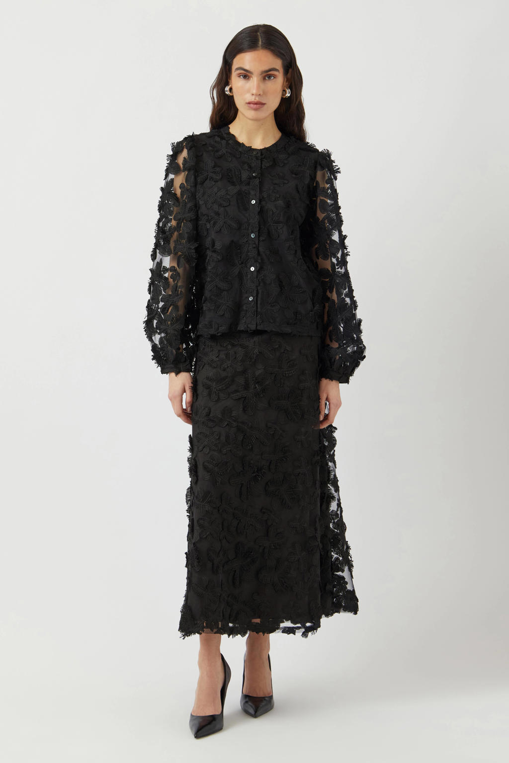 Zwarte dames YAS blousetop van polyester met effen, lange mouwen, ronde hals, knoopsluiting en borduursels