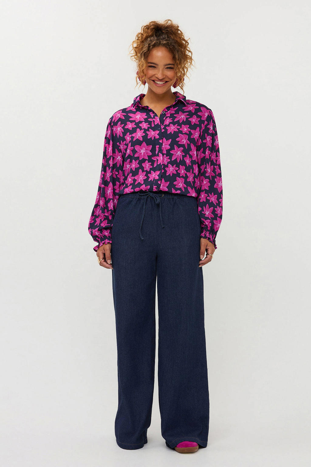 Roze en donkerblauwe dames Ydence gebloemde blouse van viscose met lange mouwen, klassieke kraag en knoopsluiting