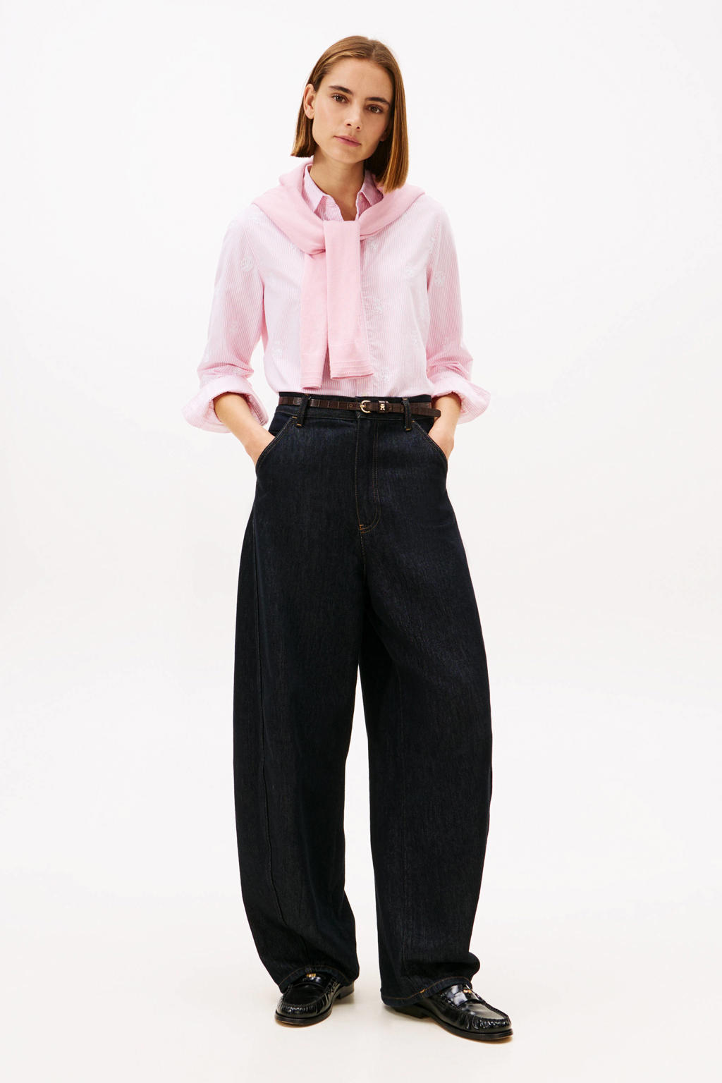 Roze en witte dames Tommy Hilfiger gestreepte blouse van katoen met lange mouwen, klassieke kraag, knoopsluiting en borduursels