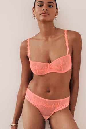 string Annaelle zalmroze
