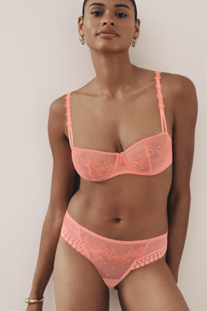string Annaelle zalmroze