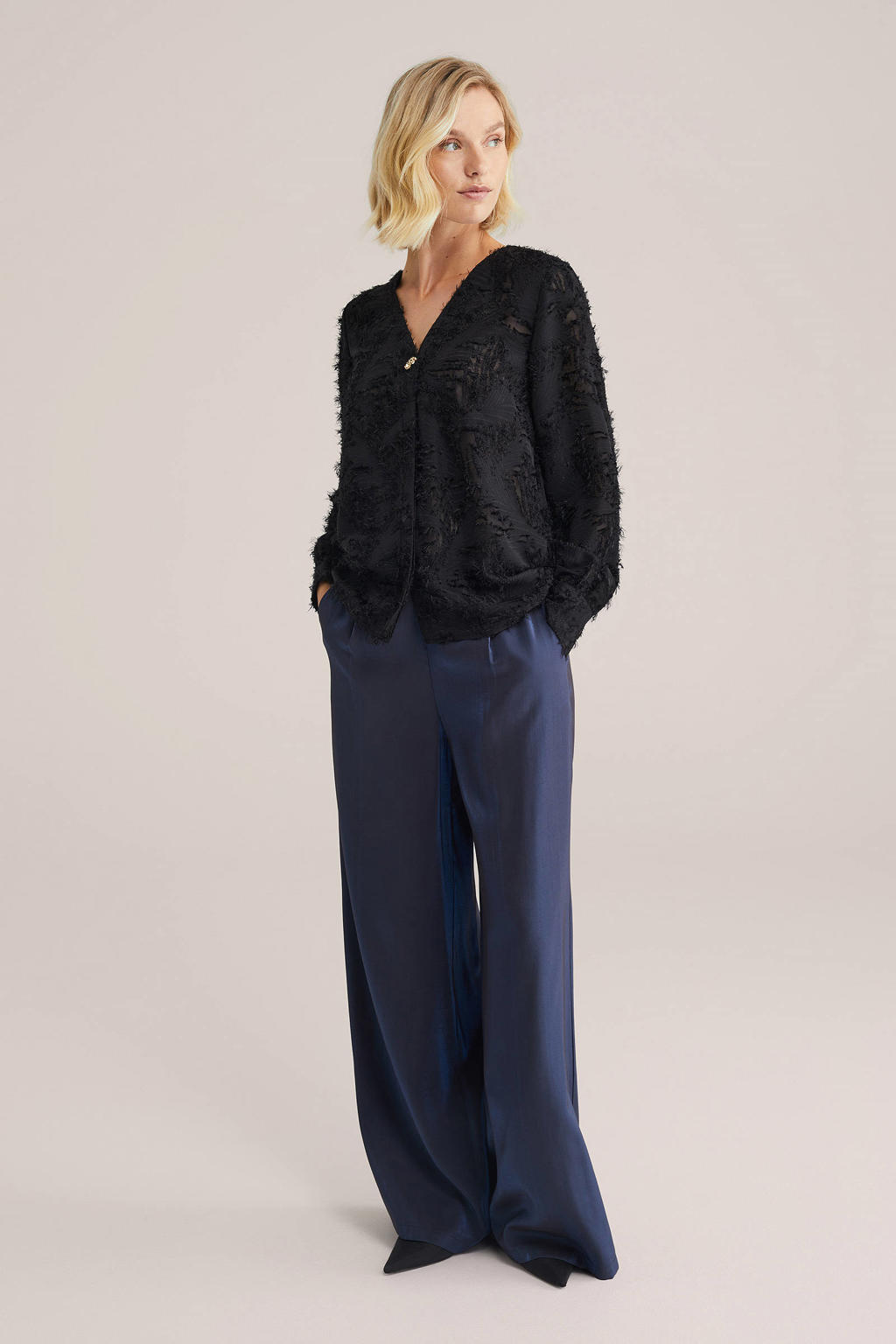 Zwarte dames WE Fashion gebloemde blouse van polyester met lange mouwen, V-hals, knoopsluiting en semi-transparante details