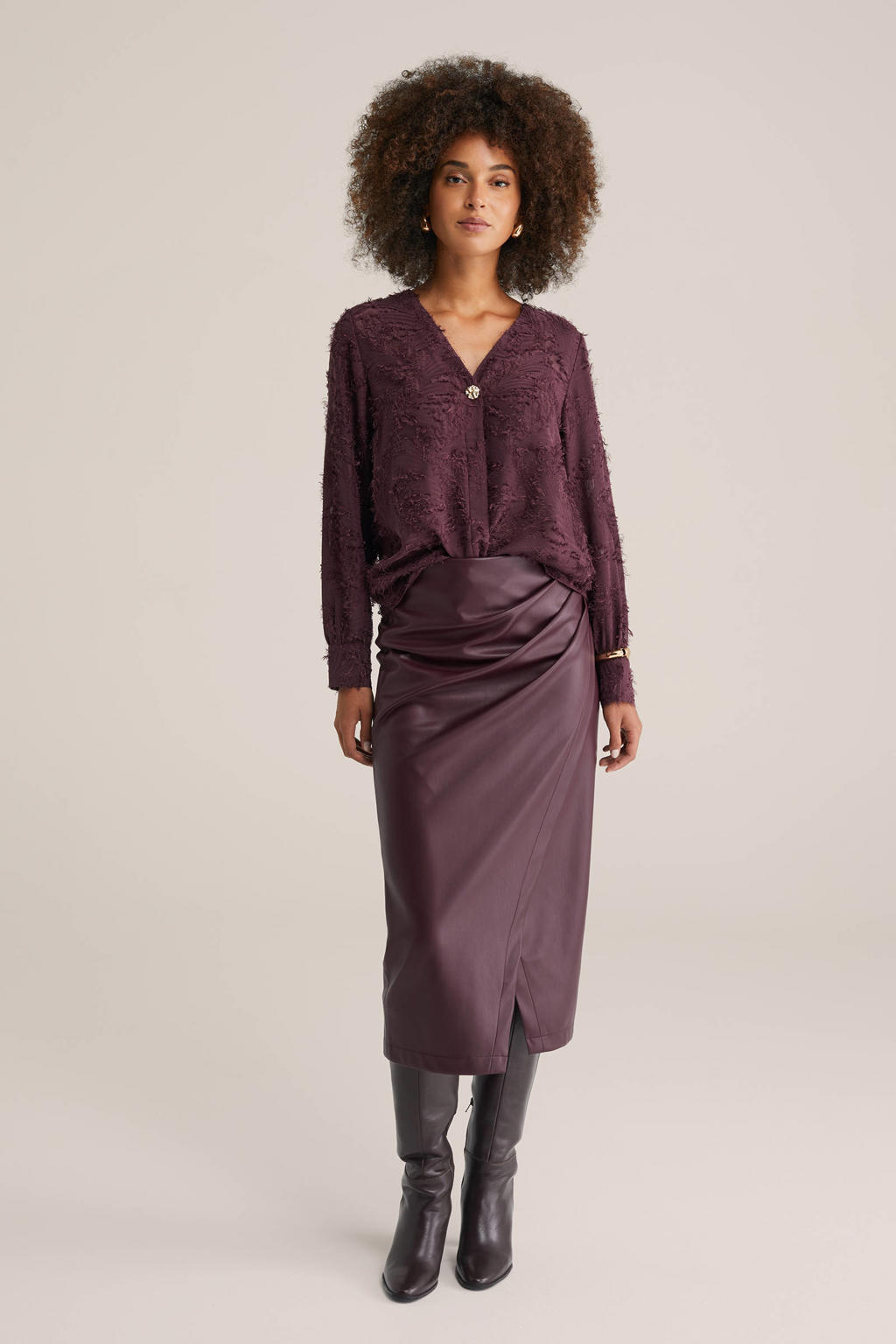 Donkerrode dames WE Fashion gebloemde blouse van polyester met lange mouwen, V-hals, knoopsluiting en semi-transparante details