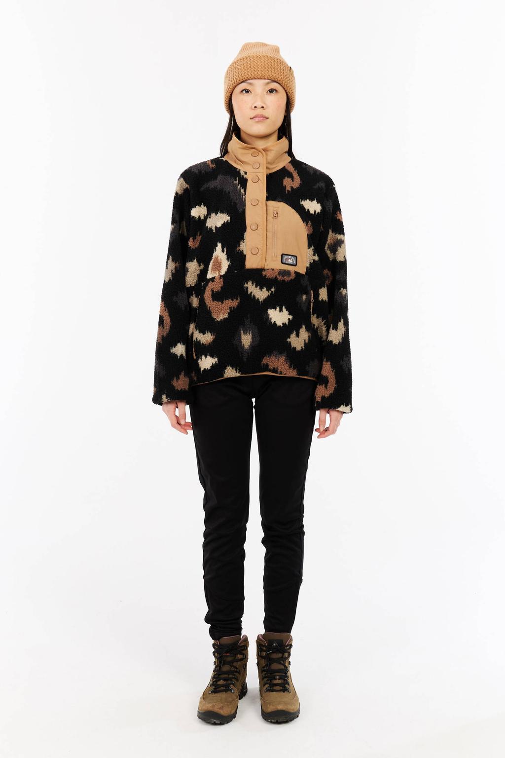 Zwart en camelkleurige dames Protest fleece sweater PRTXena van polyester met grafische print, lange mouwen, opstaande kraag en drukknoopsluiting