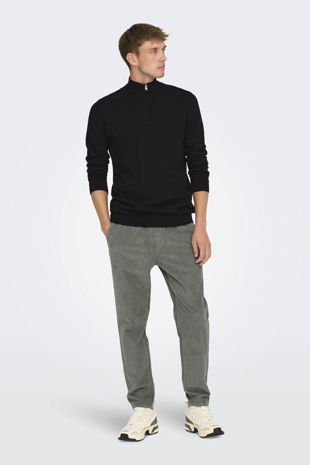 Zwarte heren ONLY & SONS pullover fijn gebreid van katoen met effen, lange mouwen, opstaande kraag en halve rits