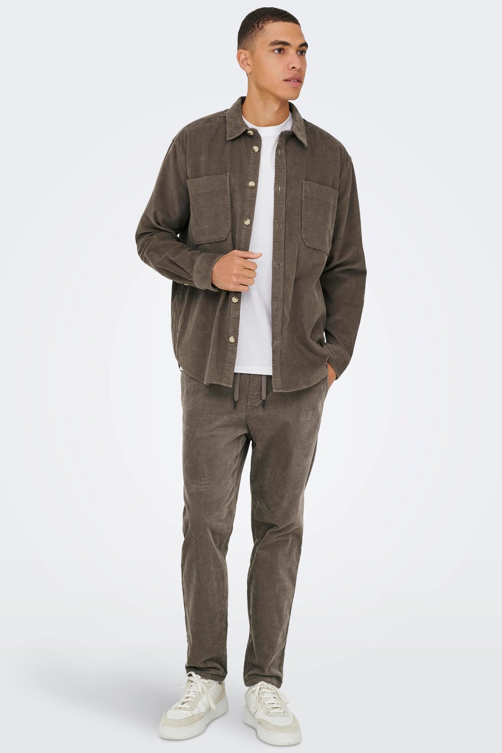 Bruine heren ONLY & SONS corduroy casual overhemd met effen, lange mouwen, klassieke kraag en knoopsluiting