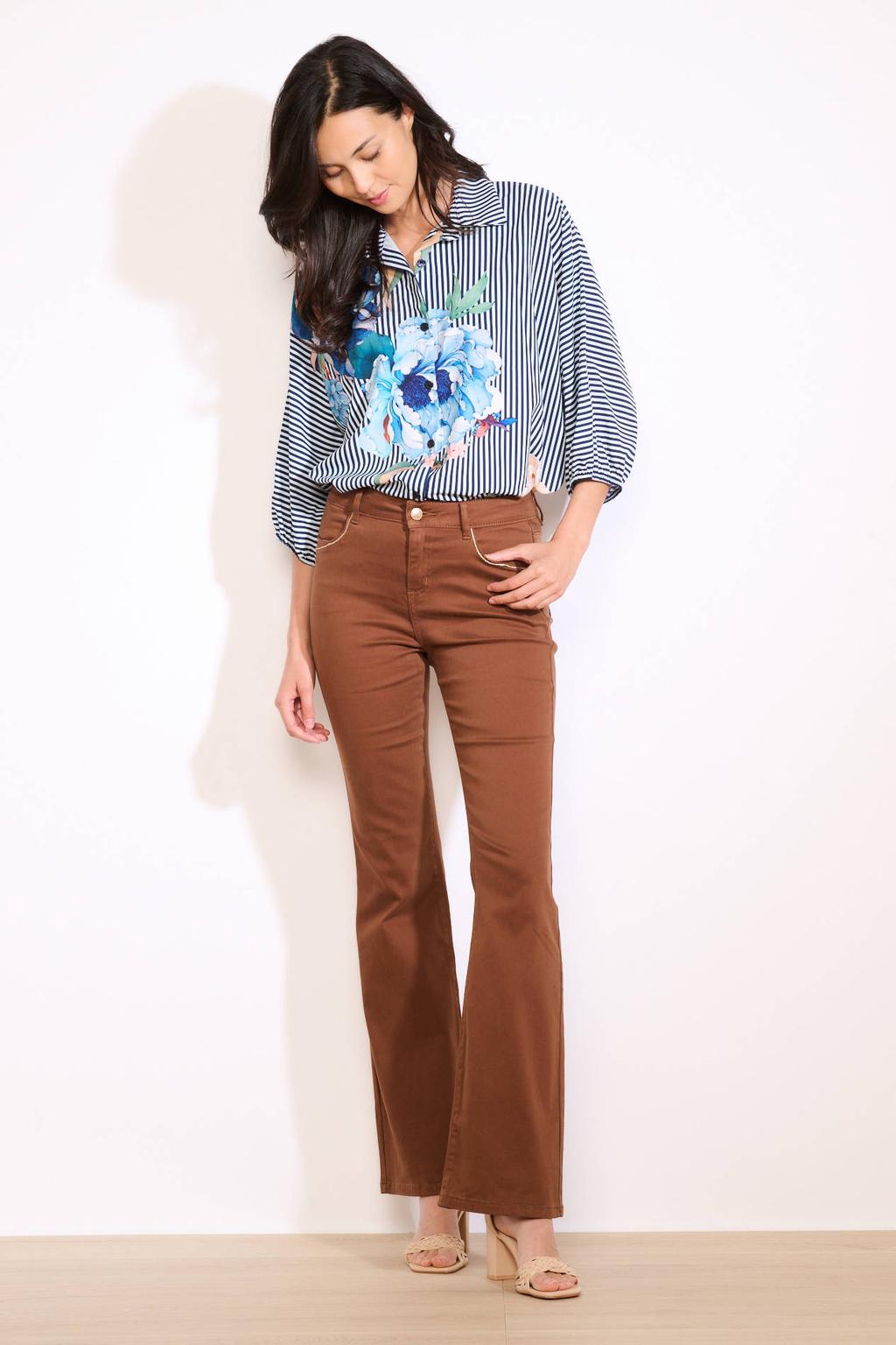 Bruine dames LOLALIZA flared regular waist flared broek van katoen met rits- en knoopsluiting en effen
