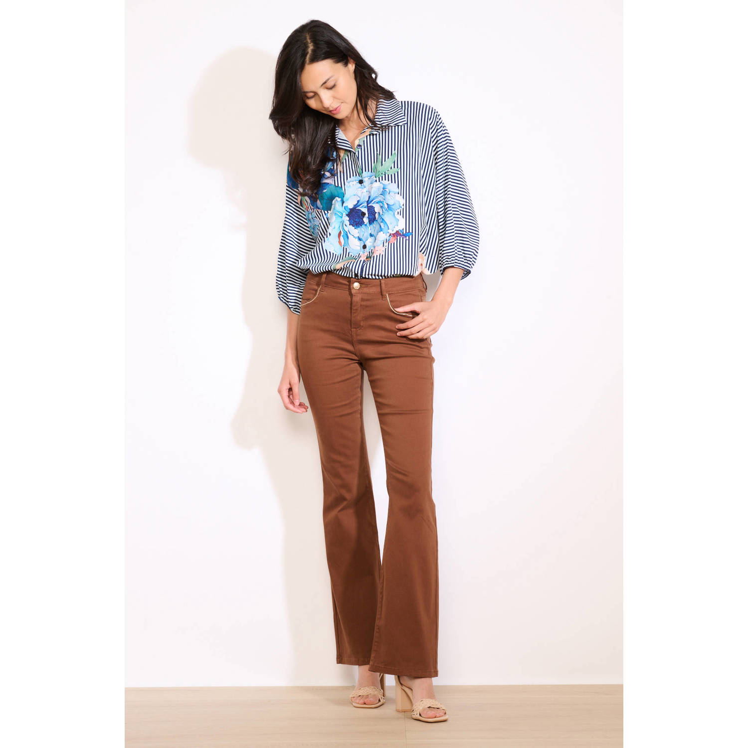 LOLALIZA flared regular waist flared broek bruin