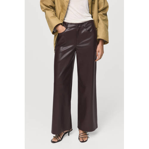 Mango imitatieleren regular waist broek donkerrood afbeelding