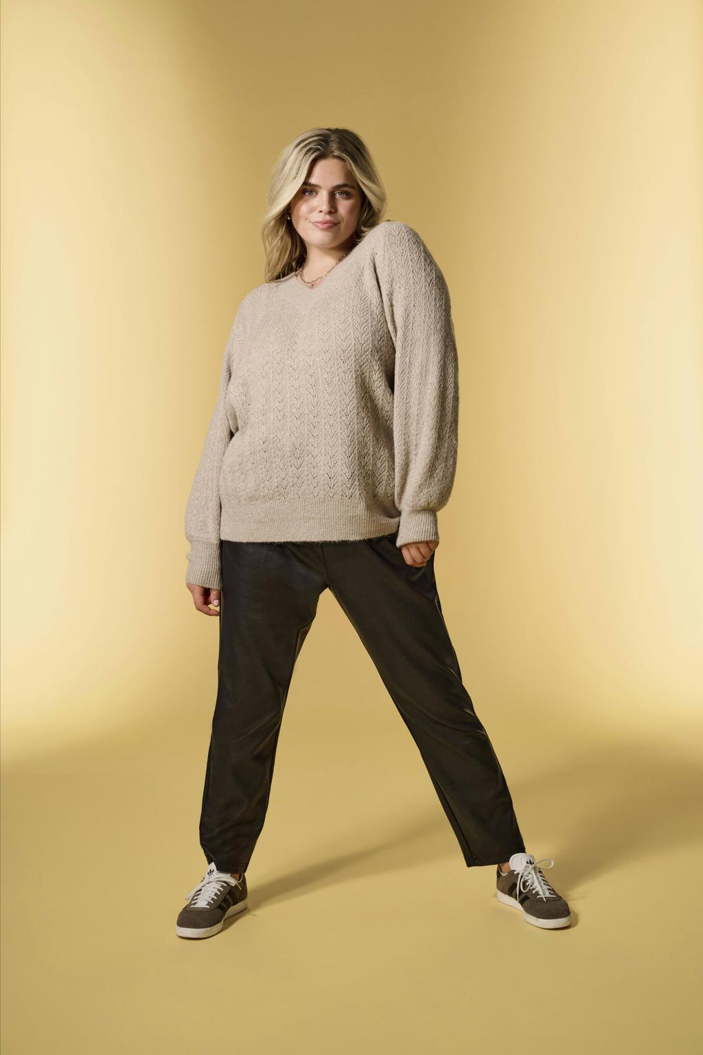 Grijsbruine dames ONLY CARMAKOMA gebreide trui bruin ajour van acryl met effen, lange mouwen en V-hals
