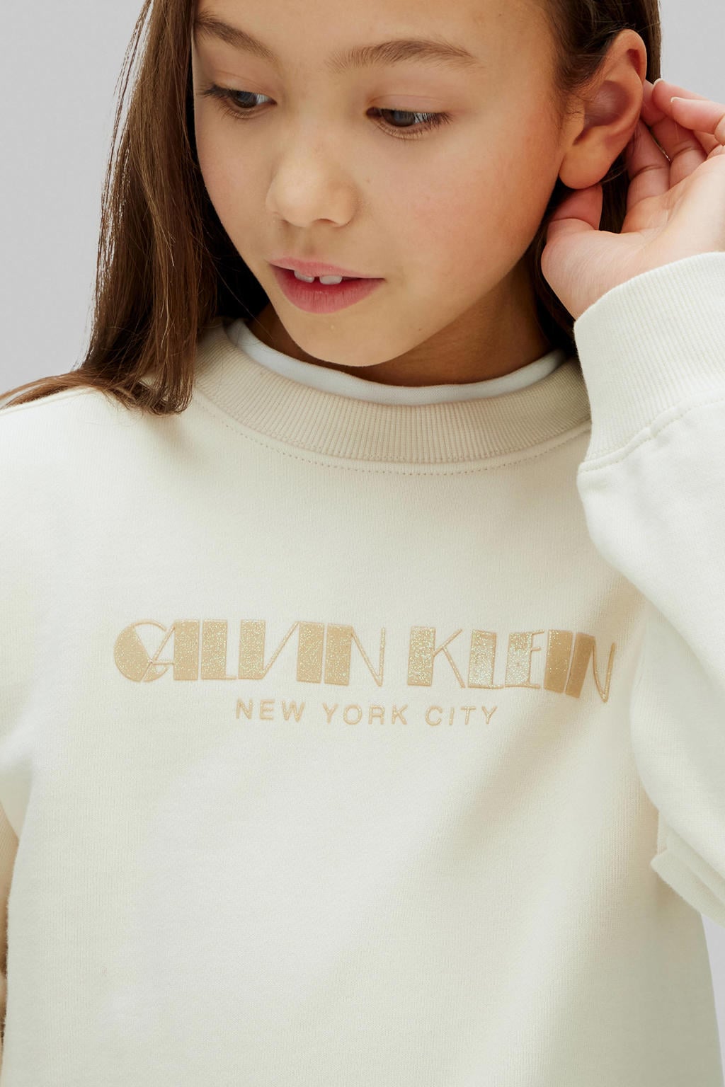 Ecru meisjes Calvin Klein sweater met logo dessin, lange mouwen, ronde hals en geribde boorden