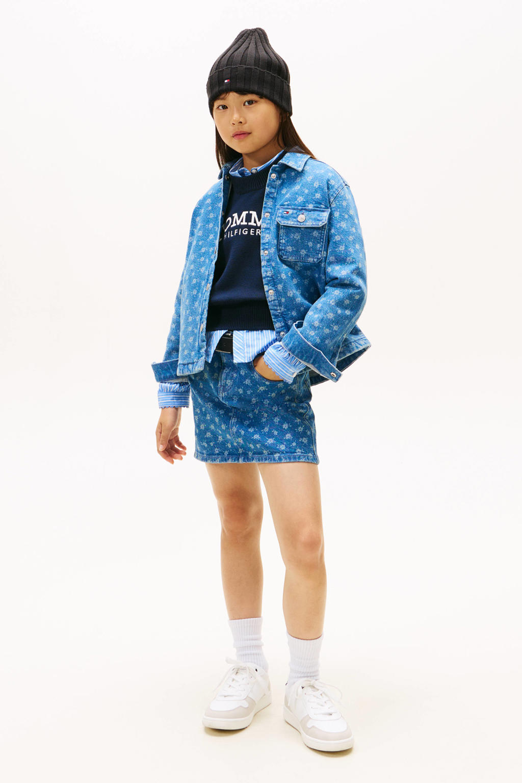 Blauwe meisjes Tommy Hilfiger gebloemde blouse van denim met lange mouwen, klassieke kraag en drukknoopsluiting