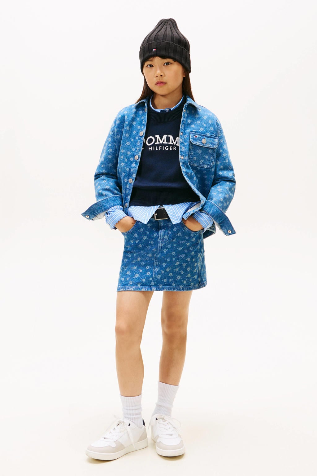 Light blue denim meisjes Tommy Hilfiger gebloemde spijkerrok gemaakt van denim en met rits- en knoopsluiting