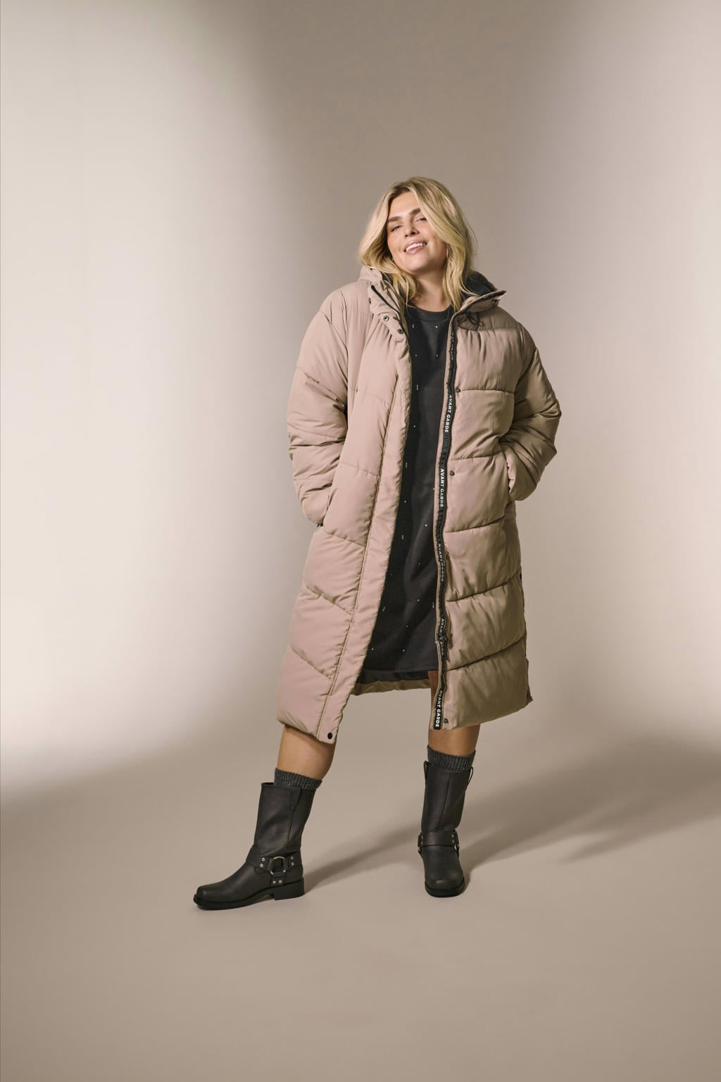 Beige dames ONLY CARMAKOMA gewatteerde jas van polyester met effen, lange mouwen, capuchon en ritssluiting