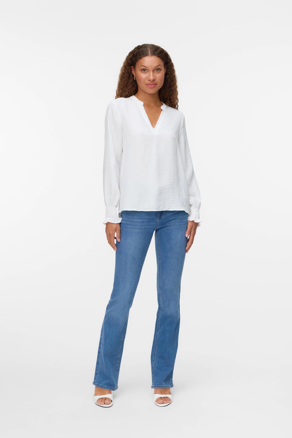 Medium blue denim dames VERO MODA flared jeans van denim met regular waist, rits- en knoopsluiting en effen