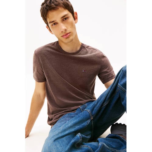 Tommy Jeans slim T-shirt donkerbruin afbeelding