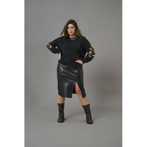 ONLY CARMAKOMA gebloemde sweater zwart met pailletten afbeelding