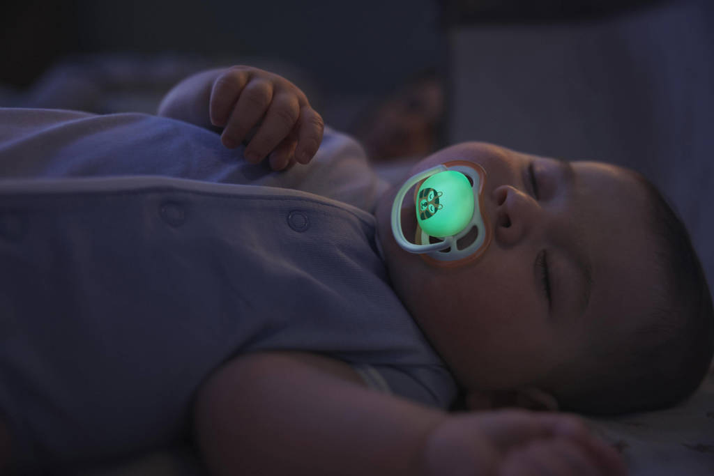 Philips Avent Ultra Air fopspeen voor baby's van 0-6 maanden, 4 stuks, inclusief transport- en sterilisatiebox