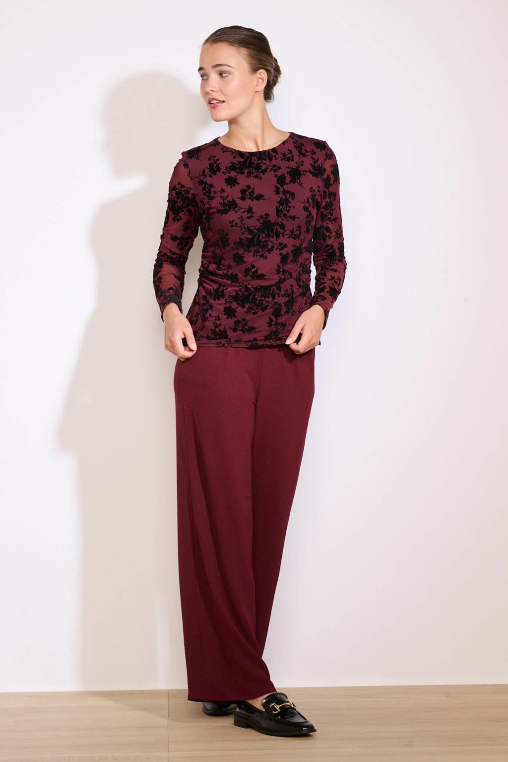 Donkerrode dames LOLALIZA mesh top met bloemenprint, lange mouwen, boothals en semi-transparante details