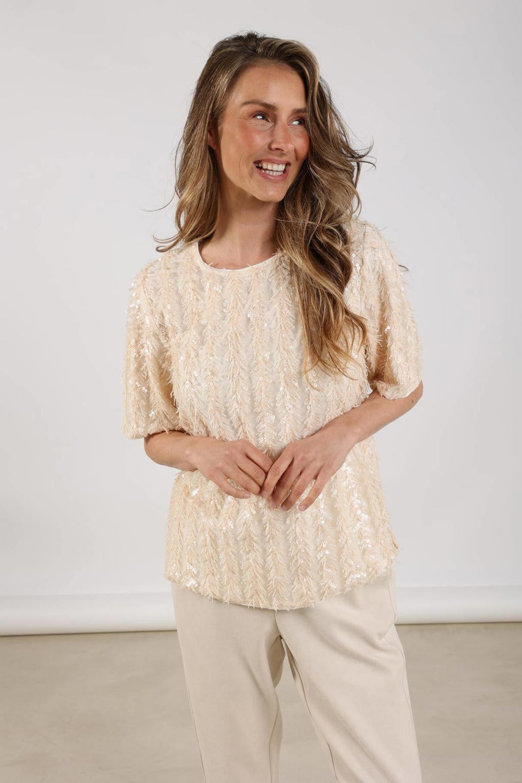 Zandkleurige dames NUKUS top van polyester met effen, korte mouwen, ronde hals en franjes