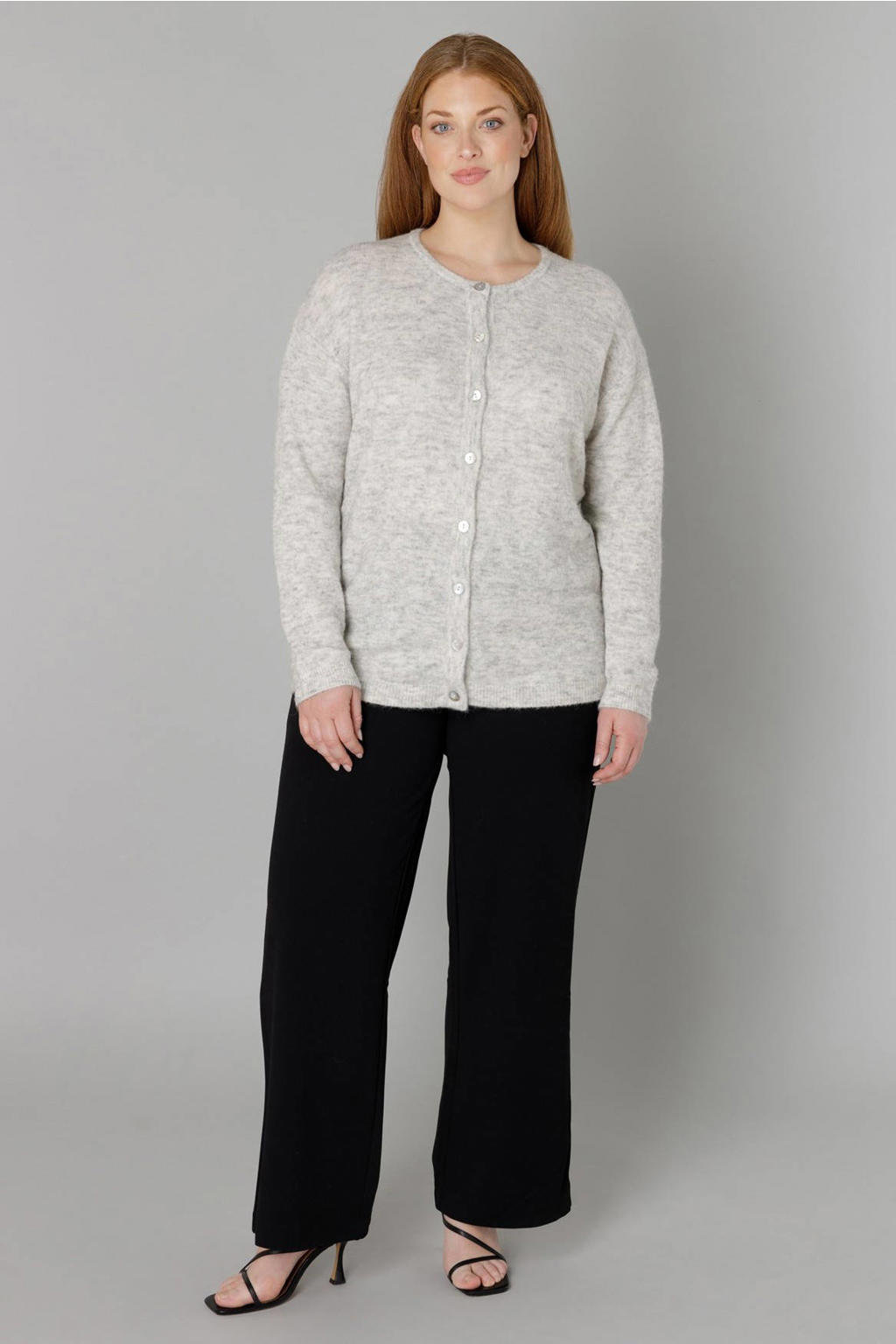 Lichtgrijze dames Base Level Curvy cardigan van wol met effen, lange mouwen, ronde hals en knoopsluiting
