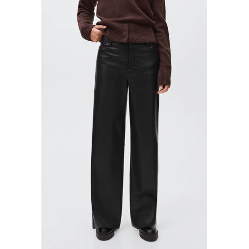 MANGO TEEN imitatieleren casual broek zwart afbeelding
