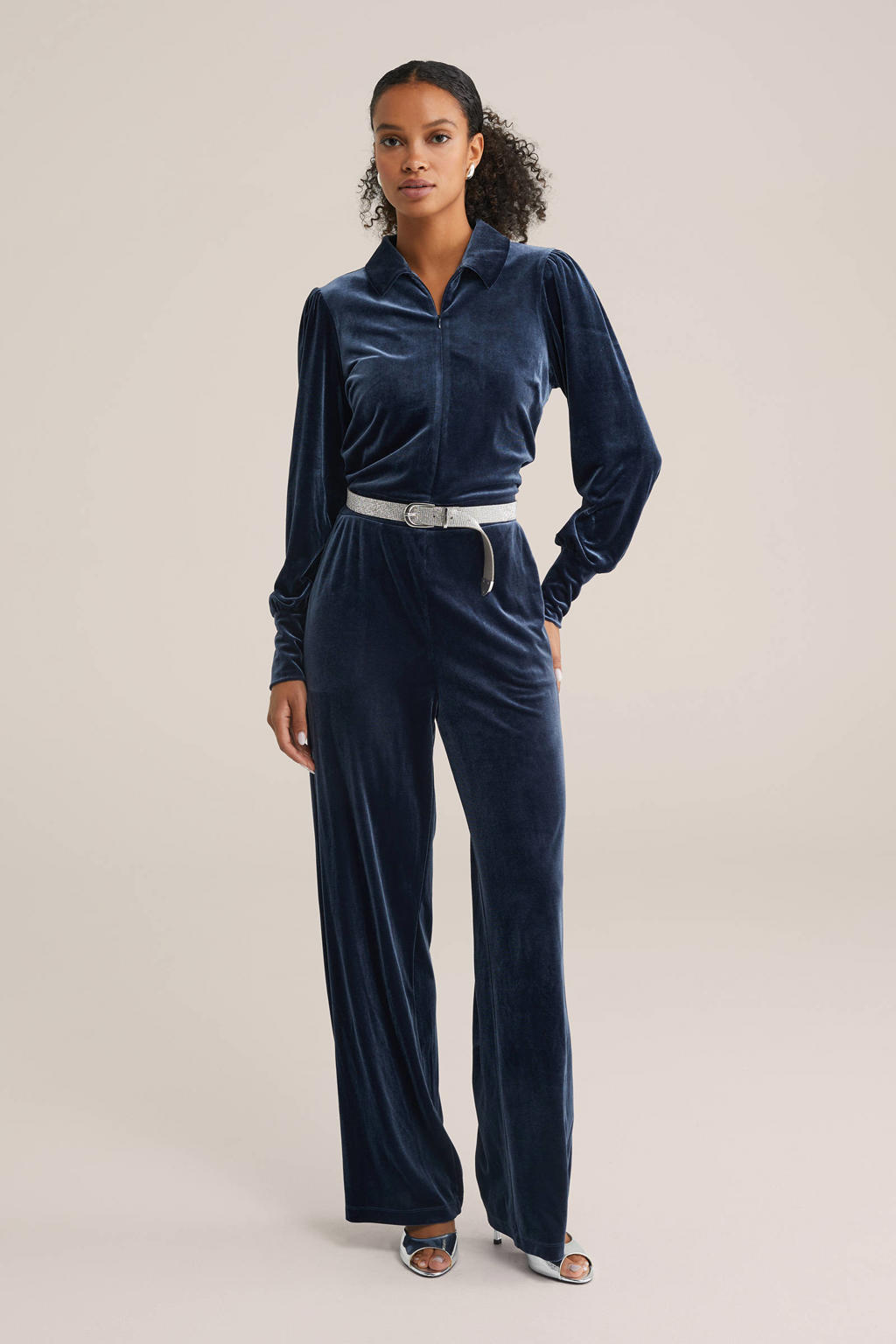 Blauwe dames WE Fashion jumpsuit fluweel met effen, lange mouwen, V-hals, ritssluiting en ceintuur