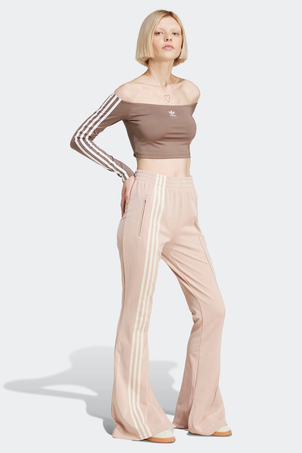 Champagne dames adidas Originals trainingsbroek Firebird van polyester met flared pijpen, regular waist en effen