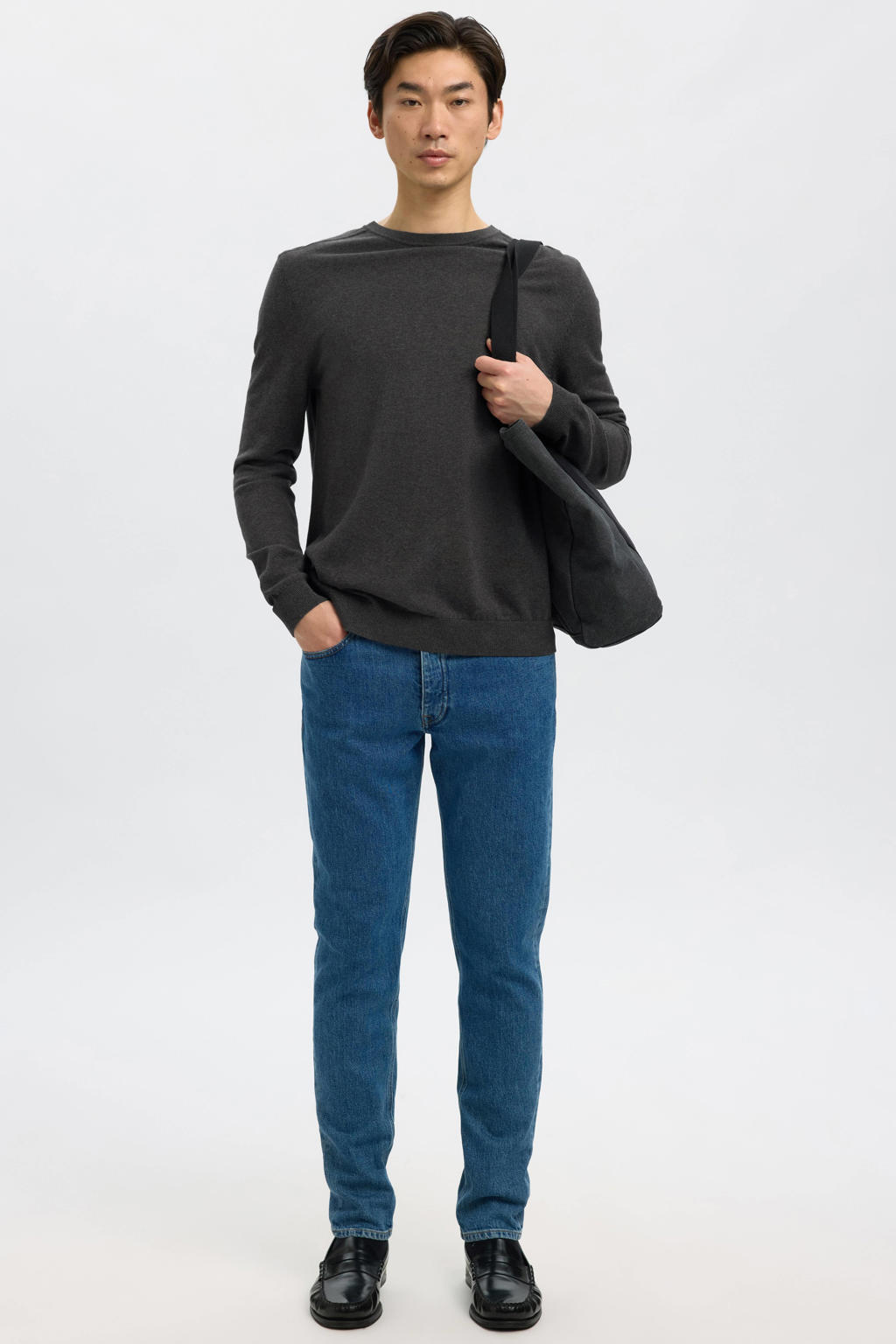 Antraciete heren Selected pullover fijn gebreid van katoen met lange mouwen en ronde hals