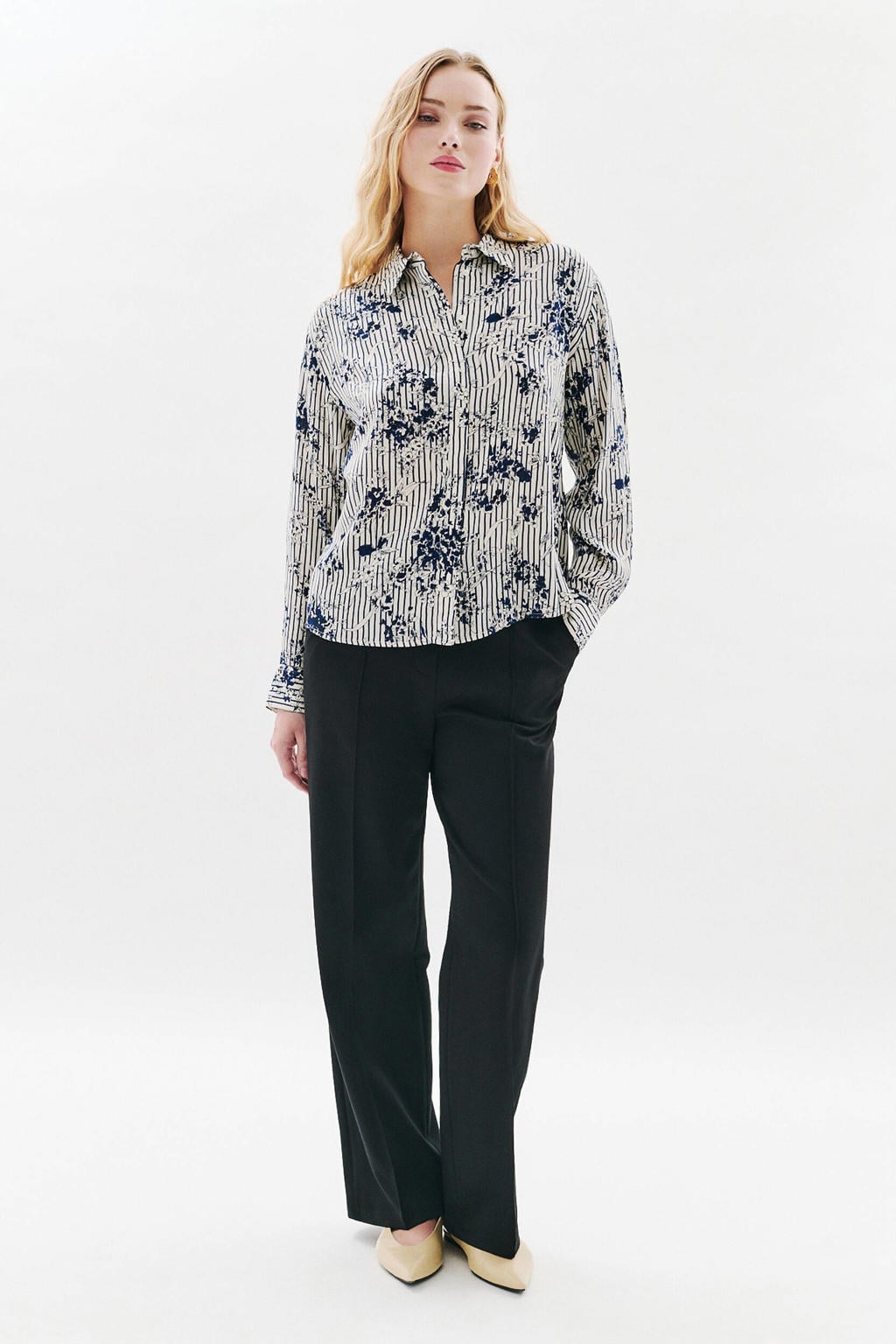 Ivoorkleurige dames Caroll blouse van viscose met mixprint, lange mouwen, klassieke kraag en knoopsluiting