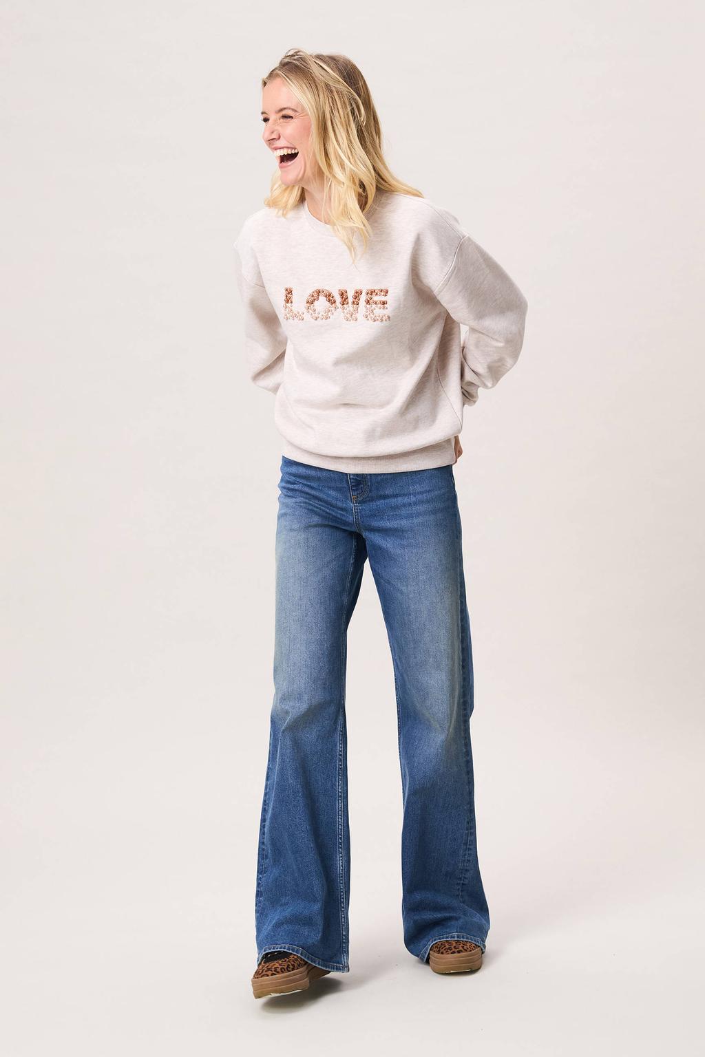 Zandkleurige dames Miss Etam sweater met tekst print, lange mouwen en ronde hals