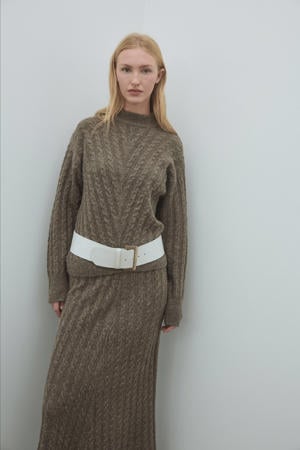 trui taupe met kabels