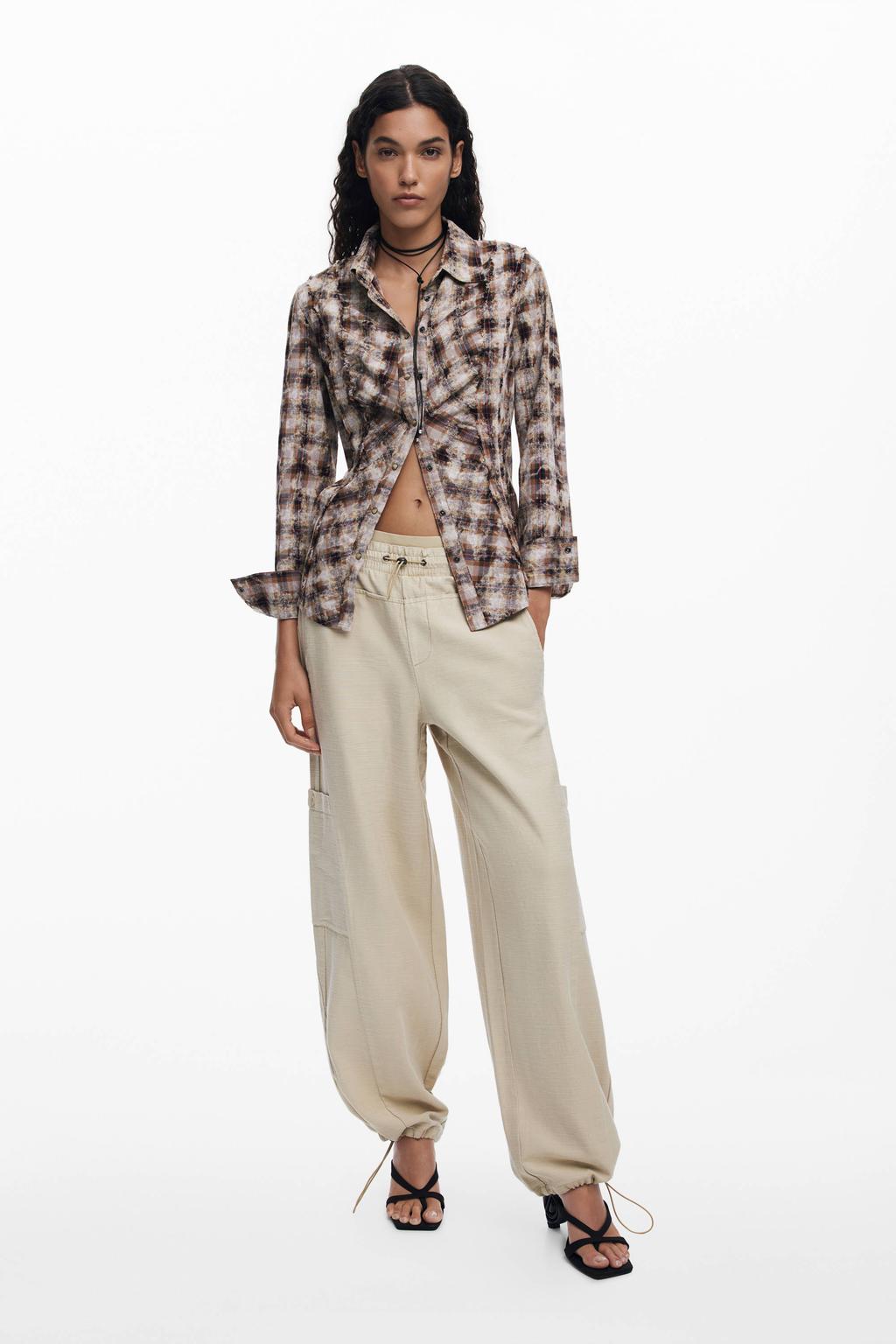 Ecru dames Desigual blouse van katoen met ruitenprint, lange mouwen, klassieke kraag, knoopsluiting en rafels