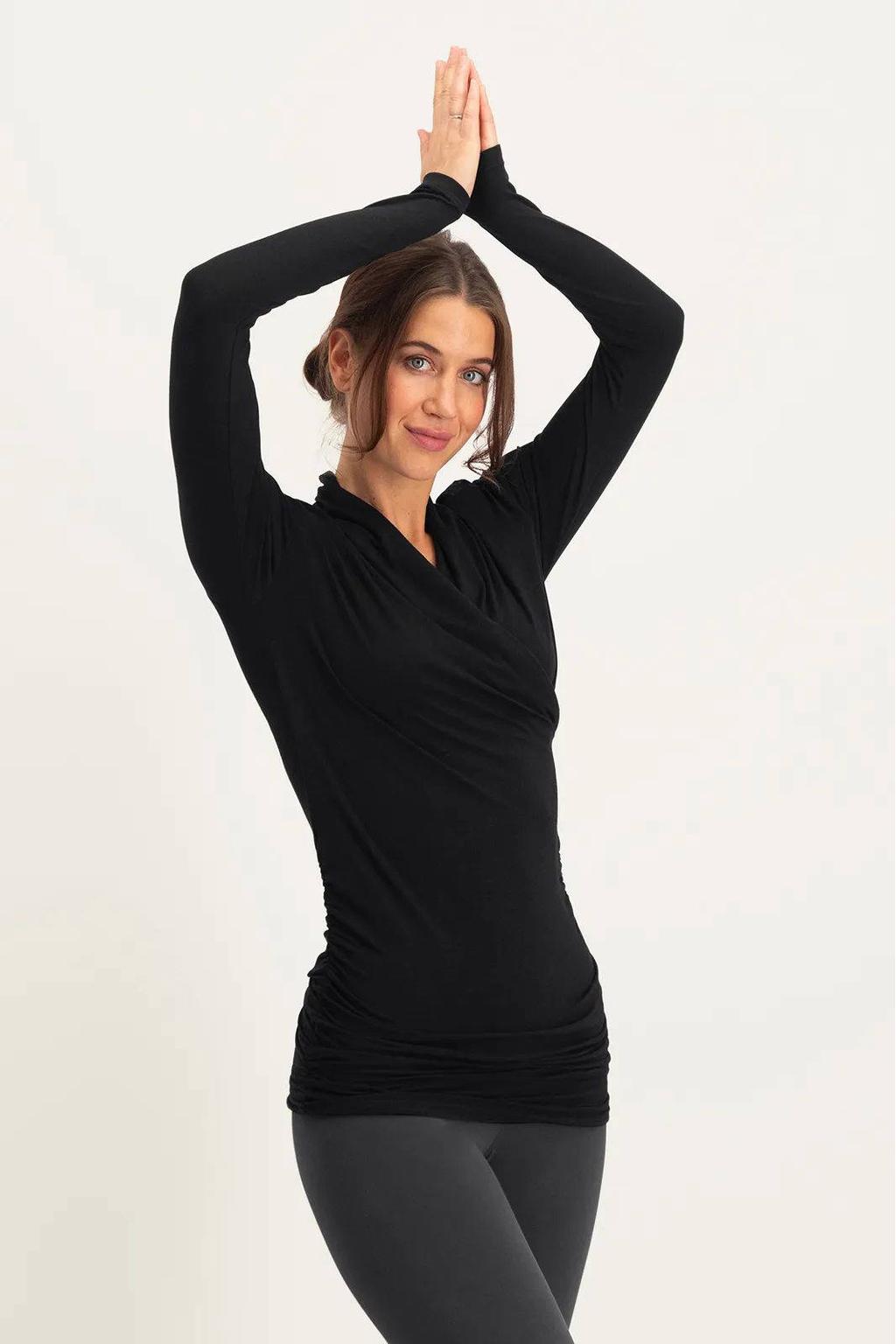 Zwarte dames Urban Goddess sportshirt Good Karma van katoen met effen, lange mouwen en overslagkraag