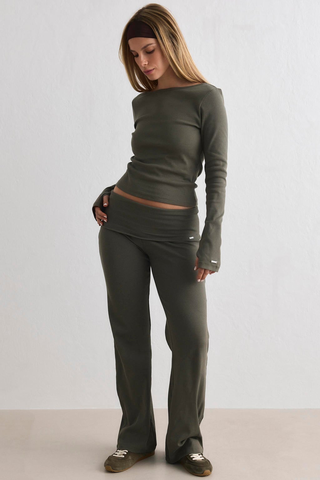 Olijfgroene dames Aim'n sportbroek Ease Ribbed van katoen met straight fit en regular waist