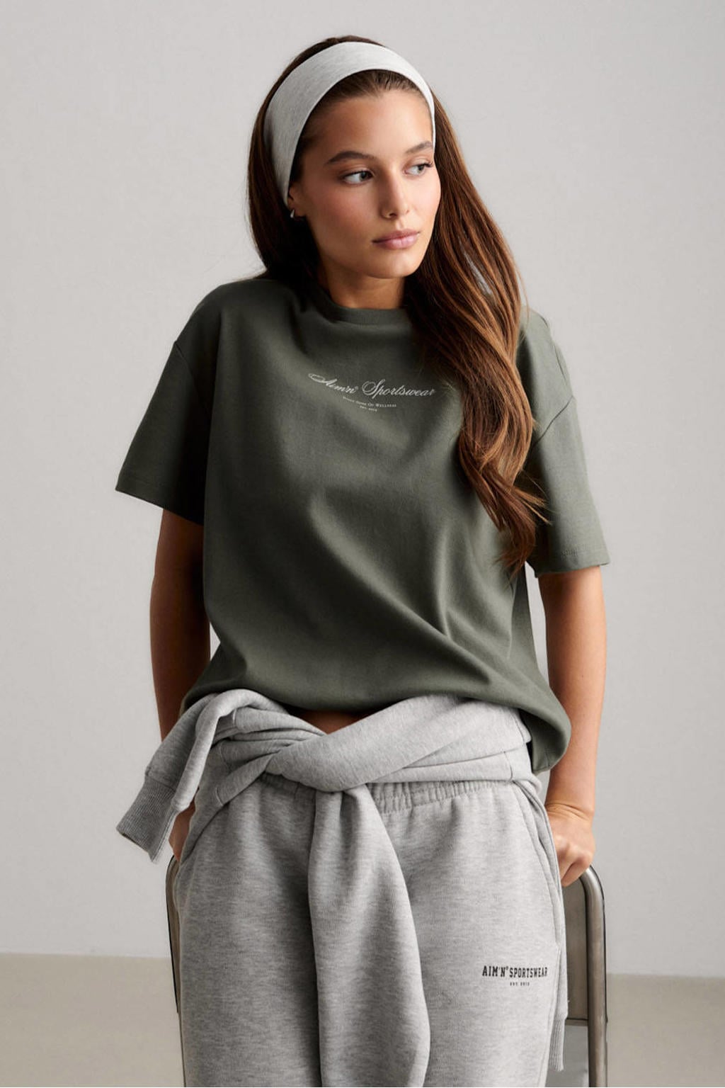 Grijsgroene dames Aim'n sportshirt Script Boxy groen van katoen met korte mouwen