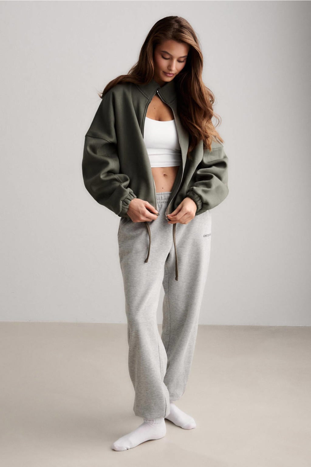 Grijsgroene dames Aim'n sportvest Script Zip groen van sweat materiaal met lange mouwen en opstaande kraag