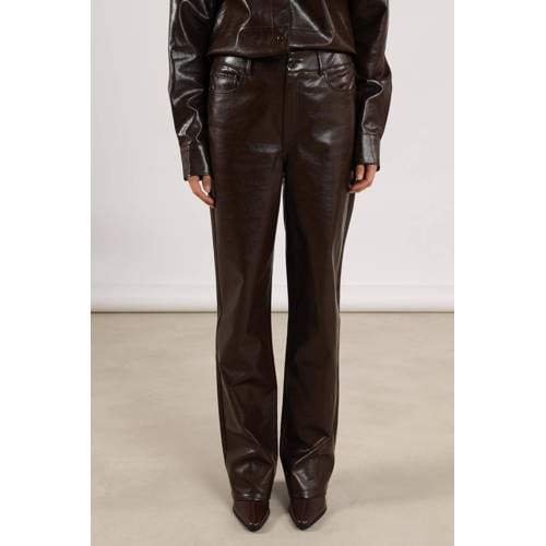 NUKUS imitatieleren straight high waist broek donkerbruin afbeelding